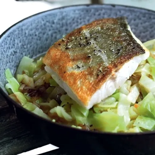 Filet de cabillaud grillé et poêlée de poireaux