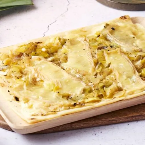 Tarte flambée aux poireaux et munster