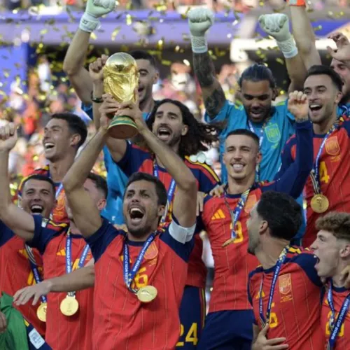 L'Espagne sacrée championne du monde, Zidane attendu chez les Bleus