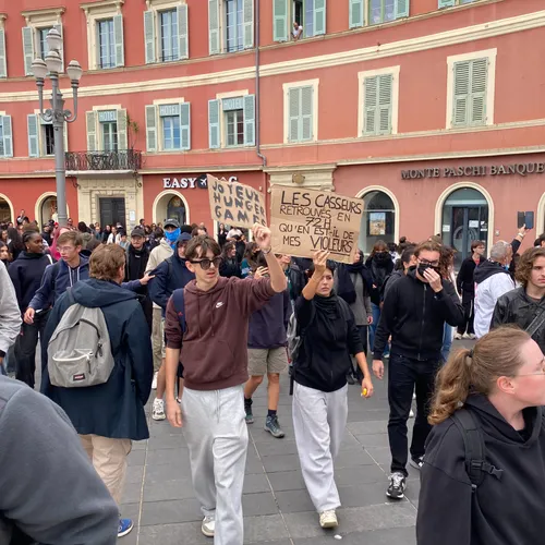Plus de 500 personnes réunies devant la mairie de Nice contre les...