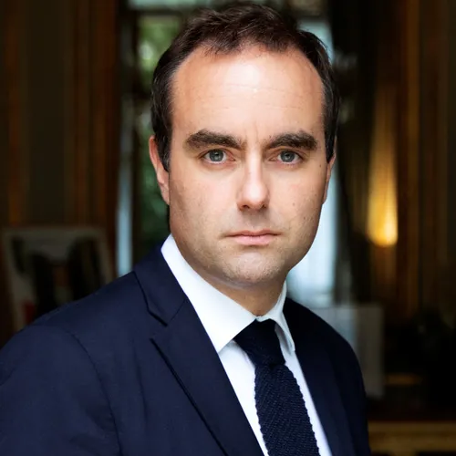 Sébastien Lecornu claque la porte de Matignon, le gouvernement à...