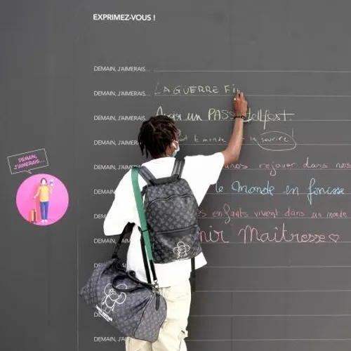 SNCF installe des "murs d'expression" dans une quinzaine de gare,...