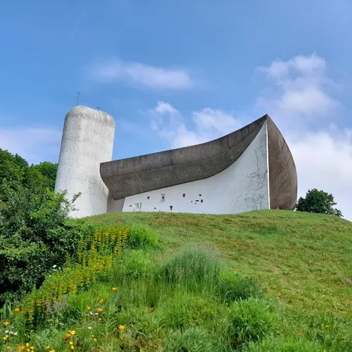 Un été dans l'est : à Ronchamp, la chapelle de Le Corbusier s'offre...