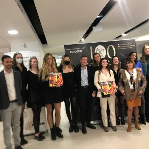 LE CALENDRIER 2022 DU RC CANNES balade en ville en vente à l'Office...