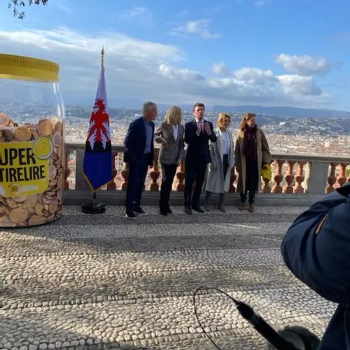 4/02/22 : BRIGITTE MACRON A NICE AVEC DIDIER DESCHAMPS POUR...