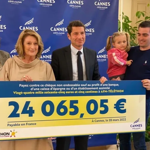 29/03/22 : Le Maire de Cannes David Lisnard a remis un chèque de 24...