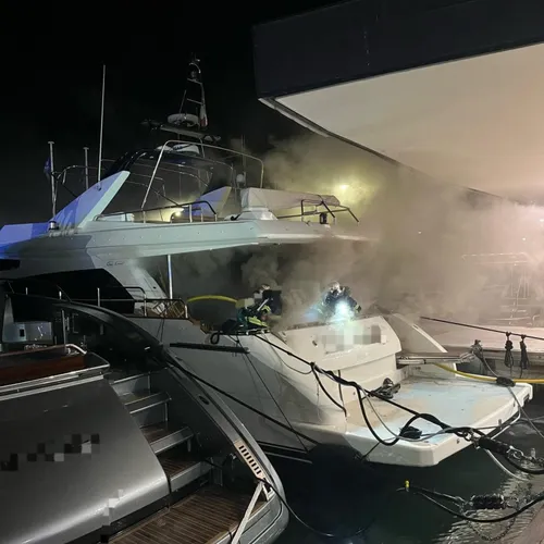 Un feu de bateau au port de Cannes