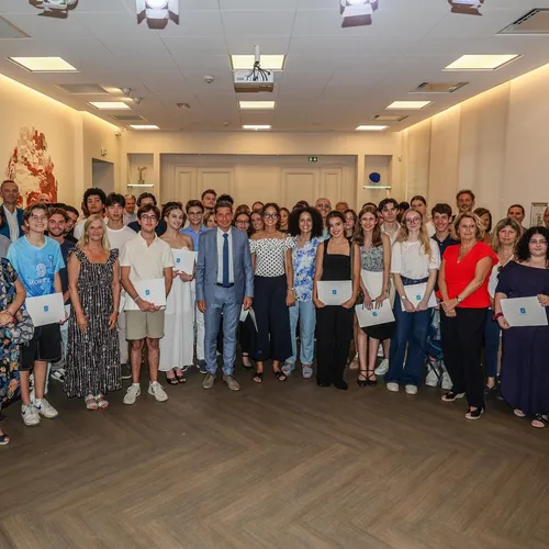 Cannes : des jeunes cannois reçoivent une bourse de la Ville pour...
