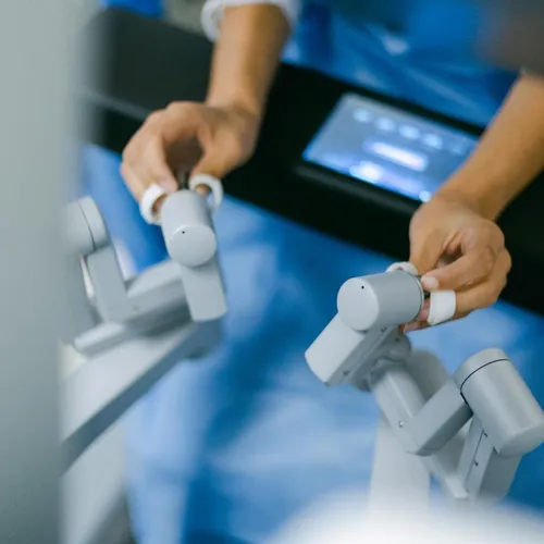 Cannes : un robot révolutionne la chirurgie à l’hôpital Simone Veil