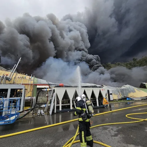 Important incendie dans un entrepôt à Carros