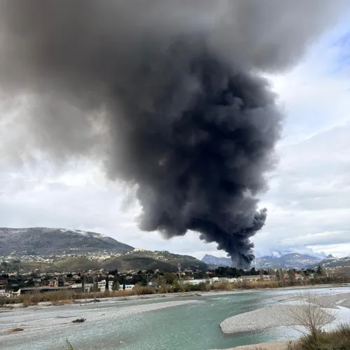 Deux incendies dans la zone industrielle de Carros
