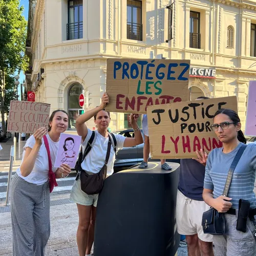 Émotion et colère après la mort de Lyhanna : des rassemblements...