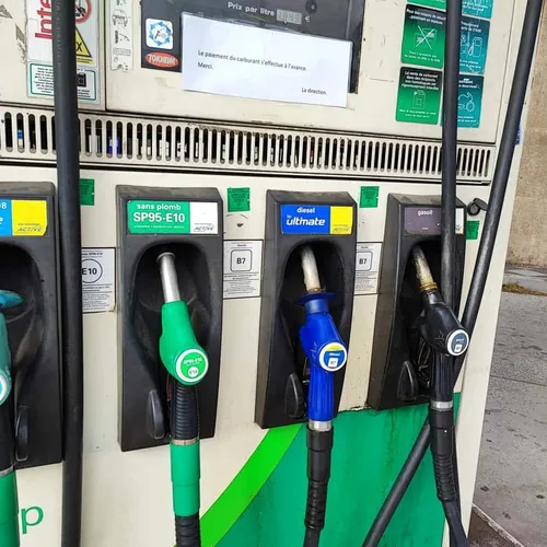Les automobilistes alsaciens se ruent vers les stations-essence...
