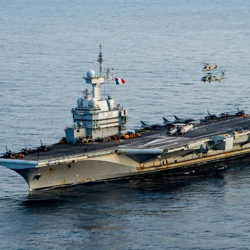 Le porte-avions Charles de Gaulle visible ce matin au large de Nice