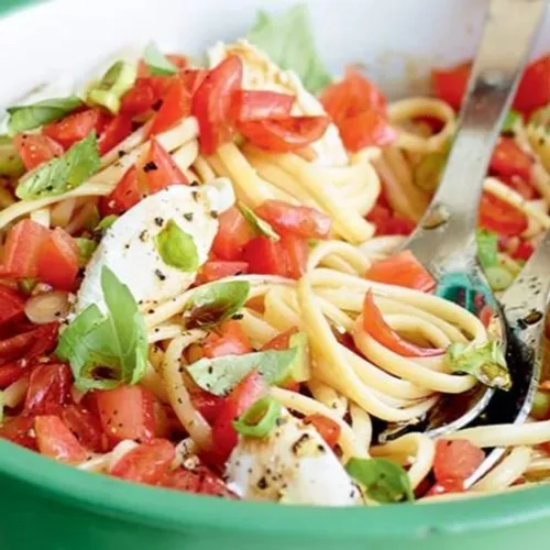 Pâtes, salsa de tomates fraîche tiède, chèvre et jambon de parme