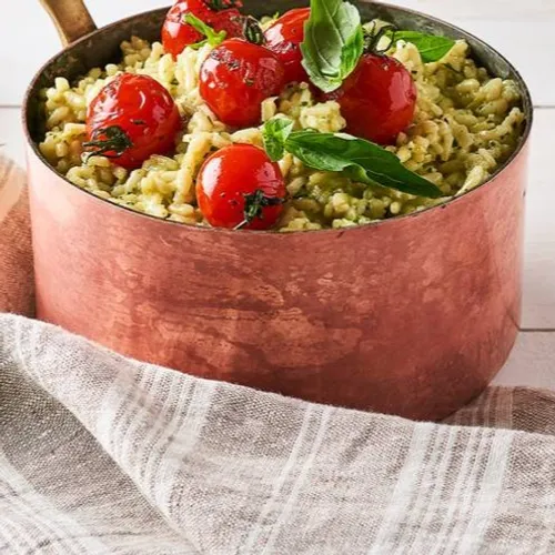 Risotto au pesto vert, parmesan, lard grillé et tomates cerises