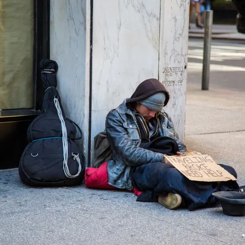 2/02/22: 300 000 personnes vivent dans la rue en France, le chiffre...