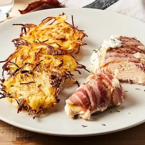 Suprême de poulet enlardée et galettes de pommes de terre