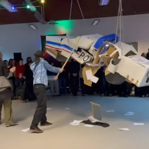 Mulhouse : des étudiants détruisent une voiture de police en piñata...