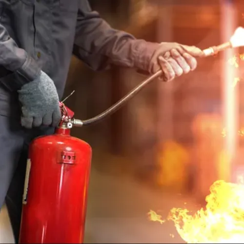 Un spectaculaire incendie ravage une scierie près de Mulhouse