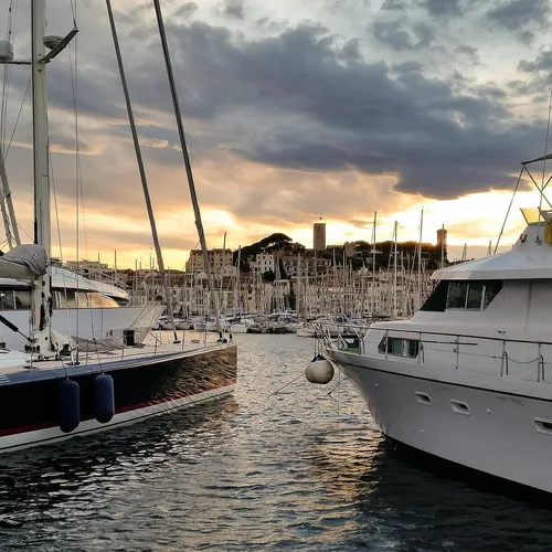 Le Vieux-Port de Cannes bloqué par des pêcheurs