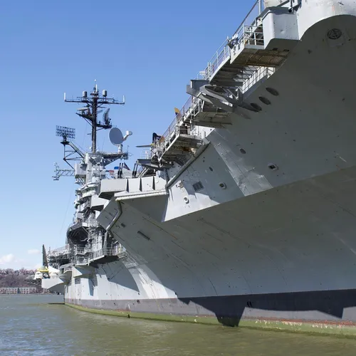Emmanuel Macron dévoile le nom du futur porte-avions français : le...