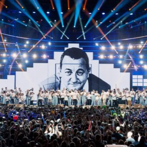 Santa signe l’hymne des Enfoirés pour les Restos du Cœur