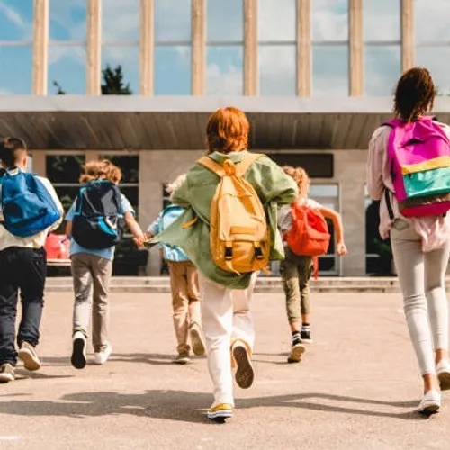 24/08/23 : Emmanuel MACRON : "Il y a trop de vacances scolaires"