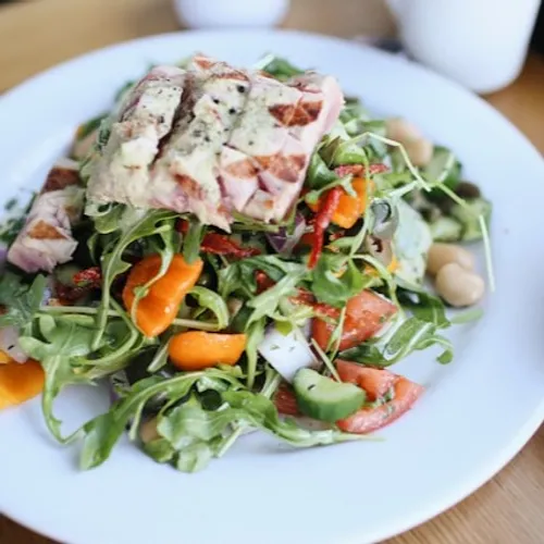 Salade roquette, poulet et légumes du soleil