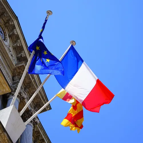 Drapeaux européens retirés de certaines mairies : polémique politique
