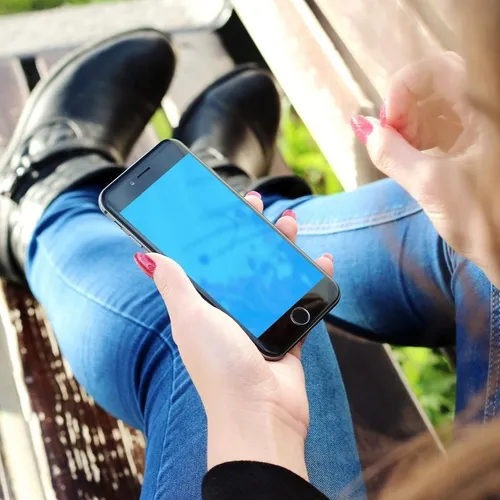 Emmanuel Macron veut interdire les portables dans les lycées dès la...