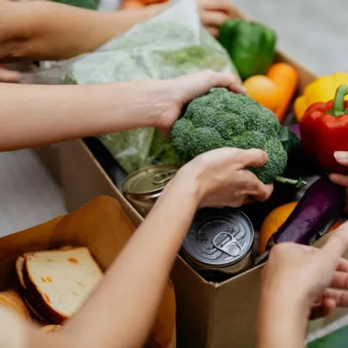 La mairie de Nice suspend les distributions alimentaires au profit...