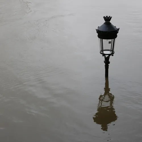 Crues historiques en France : plusieurs départements toujours en...