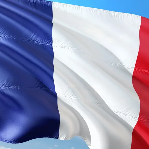 Nice : une levée du drapeau français et La Marseillaise chaque...