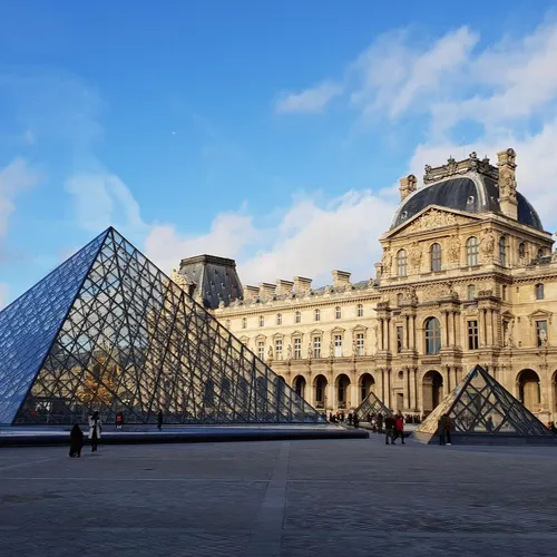 Cambriolage du Louvre : deux suspects identifiés par ADN