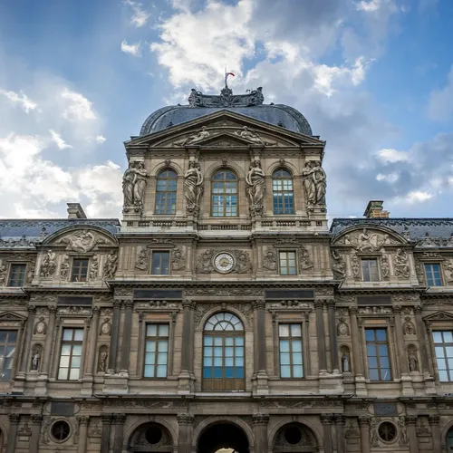 Cambriolage au Louvre : la chasse aux bijoux impériaux continue