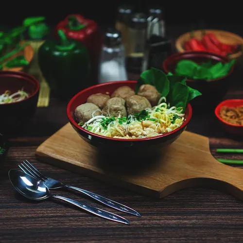 Boulettes de viande épicées et nouilles asiatiques