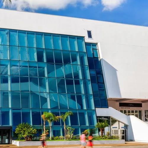 Le Palais des Festivals de Cannes devient le premier centre de...