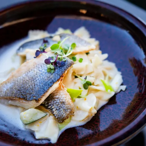 Bar grillé au four et sa sauce au beurre blanc