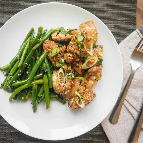 Poulet au sésame et haricots verts