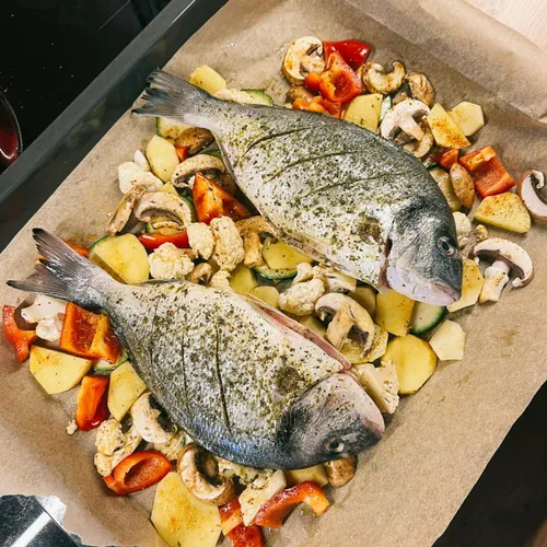Bar entier cuit au four sur lit de légumes