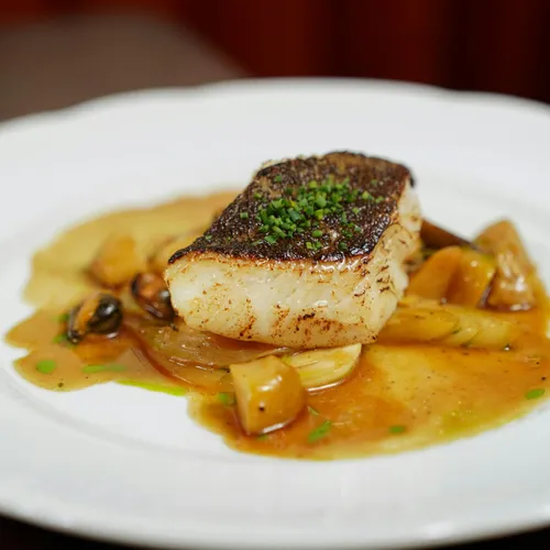 Filet de merlu sur sa peau au beurre