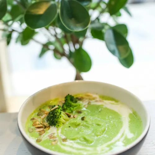 Soupe de brocoli au fromage frais et aux pignons de pin