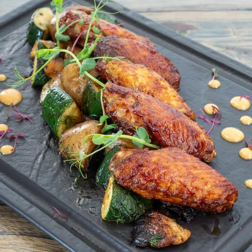 Ailes de poulet et légumes au four