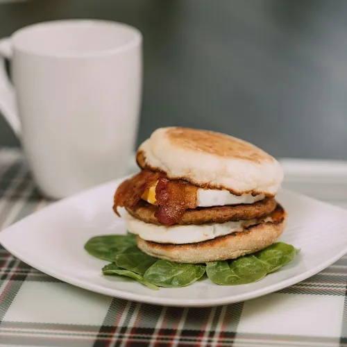 Sandwich anglais pour le brunch à la saucisse, œuf et bacon