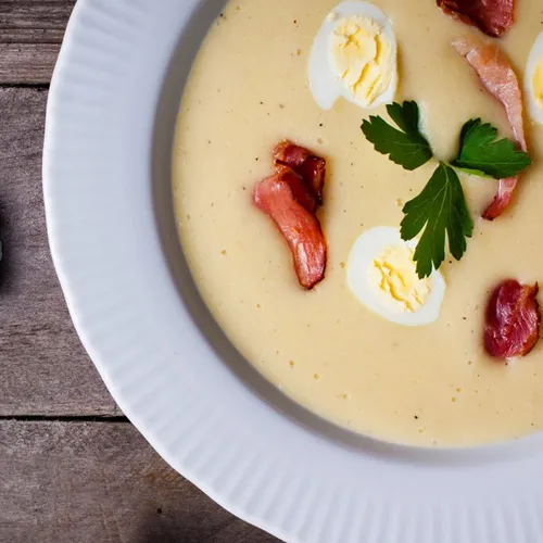 Velouté d’asperges blanches, oeufs de caille, chips de jambon cru