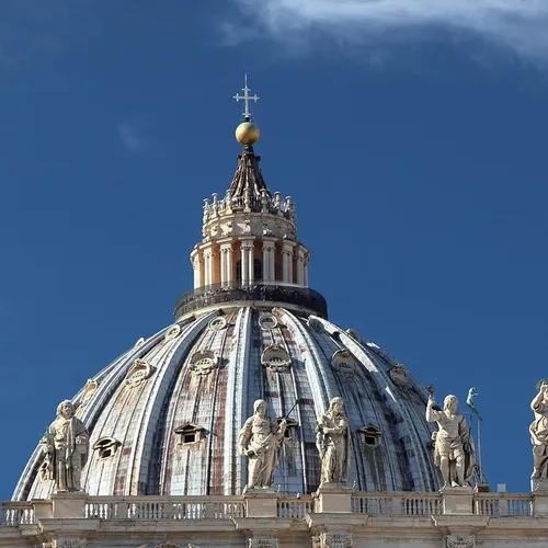 Plus de 30 000 fidèles se sont recueillis dimanche sur la tombe du...