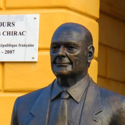 29/12/22 : NICE : La statue de Jacques Chirac taguée avec une...