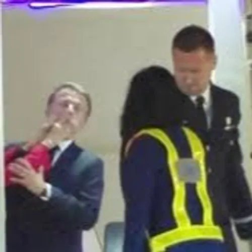 Couple Macron : les coulisses de la scène filmée à la descente d’avion