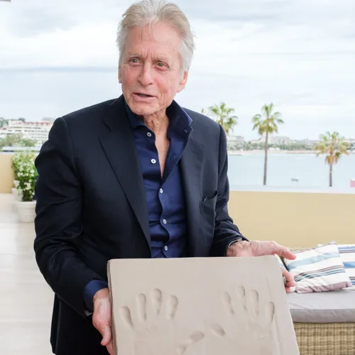 Michael Douglas grave son empreinte légendaire à Cannes
